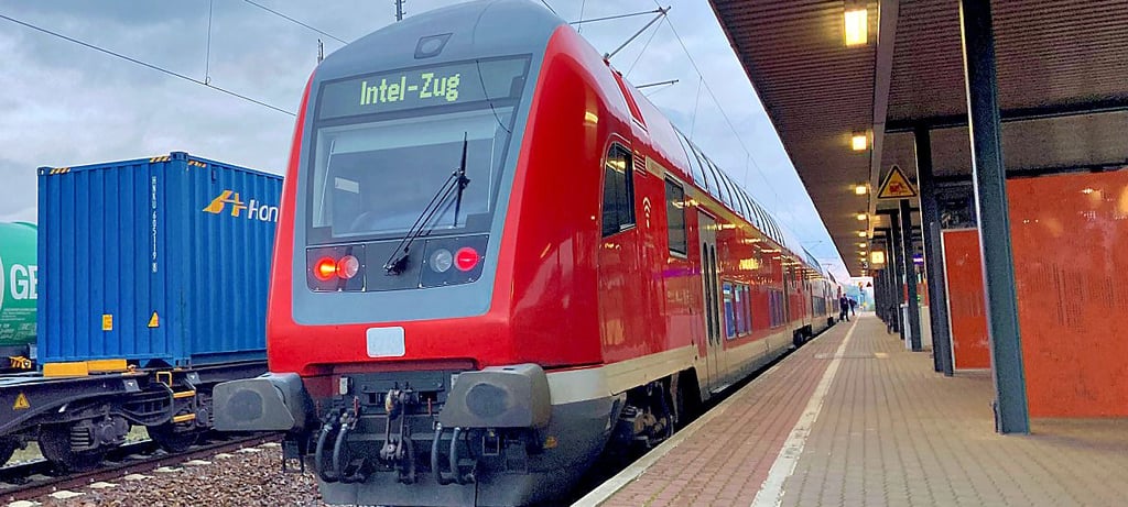 Ab Ende 2028 soll zwischen Burg, Magdeburg und Schönebeck eine neue S-Bahn pendeln, die im Idealfall als Intel-Zug die Chipfabrik erschließt.
