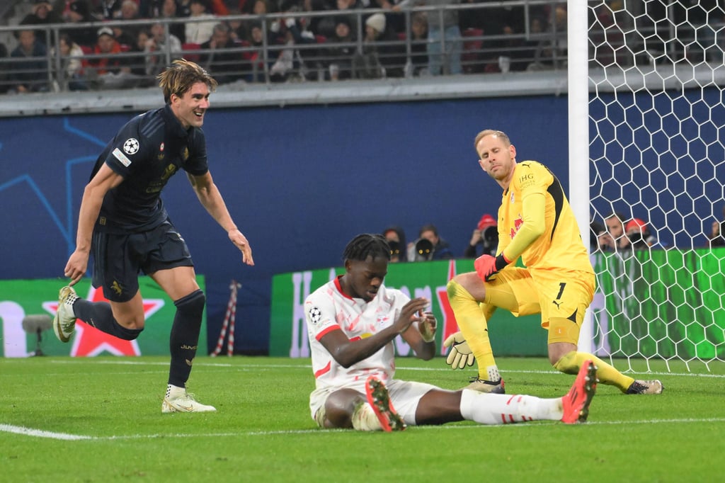 Dusan Vlahovic feiert den Juve-Treffer zum 3:2, Castello Lukeba (M) und Peter Gulacsi leiden darunter 