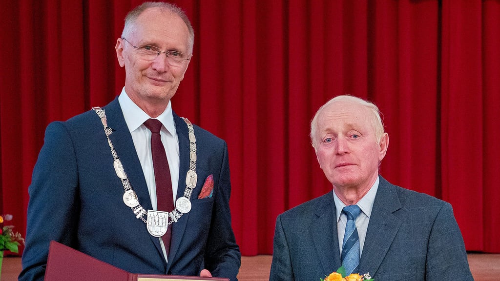 Große Ehrung für einen unermüdlichen Ehrenamtler: Helmut Rudolf hat die Verdienstmedaille der Stadt Zerbst verliehen bekommen. Überreicht wurde sie ihm vom Stadtratsvorsitzenden Helmut Seidler, der auch die Laudatio hielt, und Bürgermeister Andreas Dittmann, der auf dem Foto die Ehrenurkunde präsentiert.