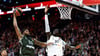 Bayern-Center Devin Booker verzückt die Fans mit einem brachialen Dunk.