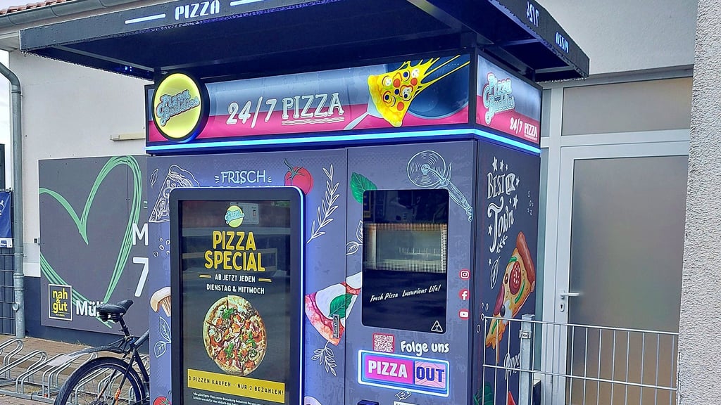 Der Pizzaautomat steht in der Wanzlebener Straße am Nah&Gut in Langenwedingen.