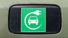 Ein Elektroauto-Symbol auf einem Auto.