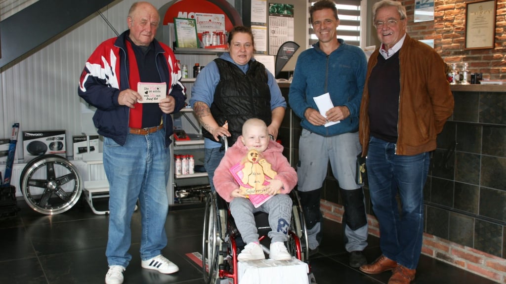 Dietmar Neubauer, Melanie und Hannah Arnswald, sowie René und Karl-Heinz Engel (v.l.) bei der Übergabe der Spende.