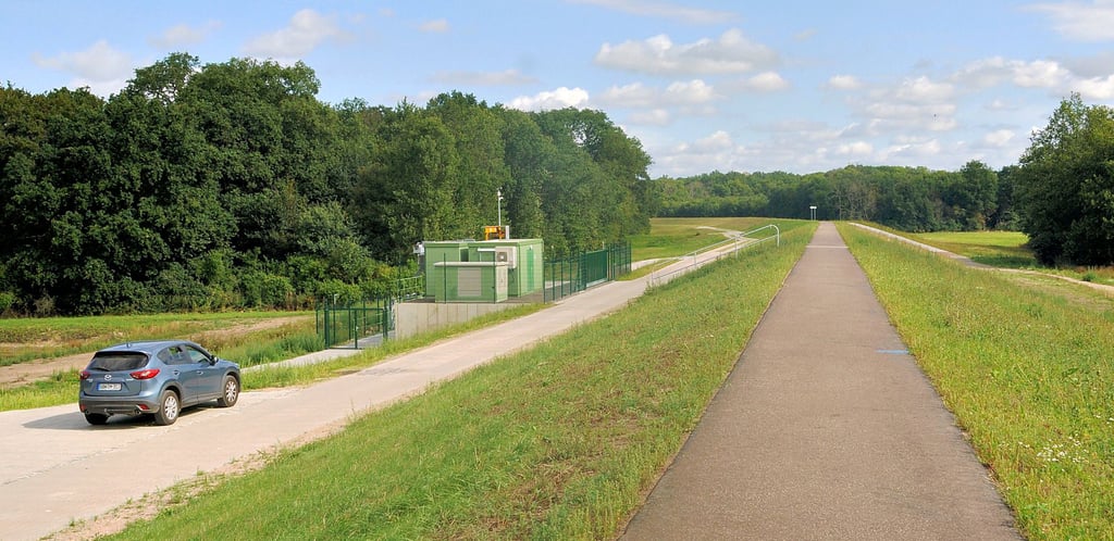 Unweit des Goldberger Sees, der heute in der Kernzone liegt, befindet sich das Schöpfwerk zwischen Lödderitz und Breitenhagen gleich hinter dem neuen, zurückverlegten Deich. Ähnlich wie dort an der Elbe soll mehr Platz für Überschwemmungsgebiete auch an der Saale gegen Hochwasser helfen.