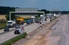 Der Verkehr wird auf der A9 bei Dessau in eine Fahrtrichtung geführt. Das hat Folgen für die Fahrbahn. 