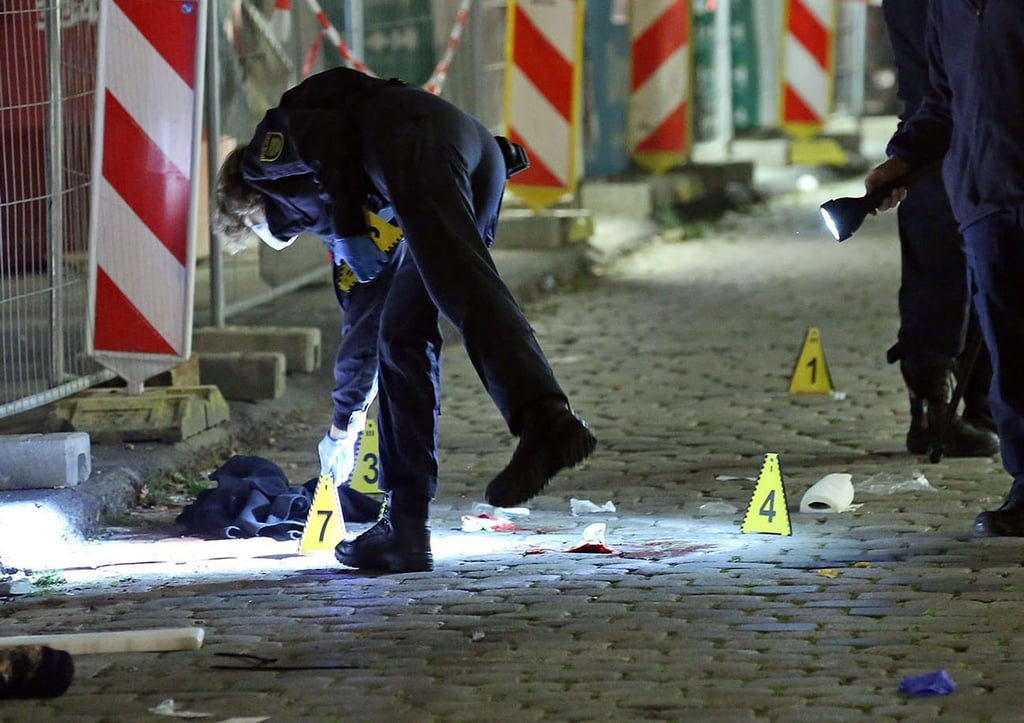 Kriminaltechniker sichern am Tatort der tödlichen Messerattacke auf zwei Touristen Spuren (Archivbild)
