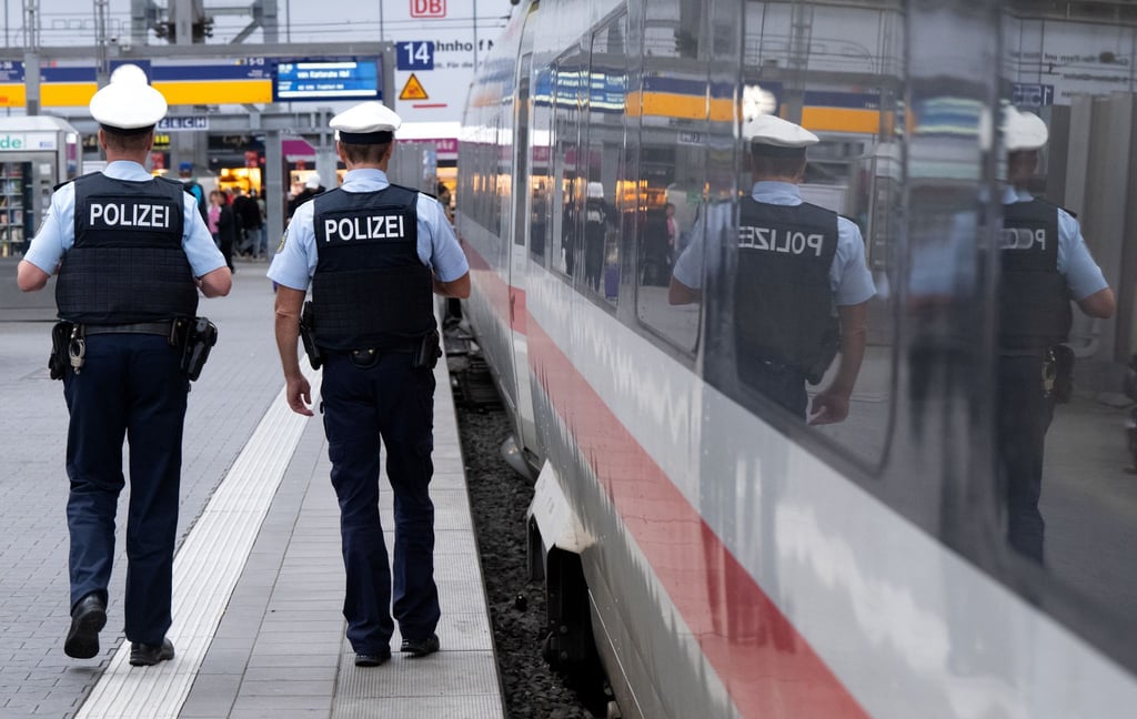 Eine Zugbegleiterin ist von einem Fahrgast in einem ICE verprügelt worden und erlitt Hämatome im Gesicht. (Symbolbild)