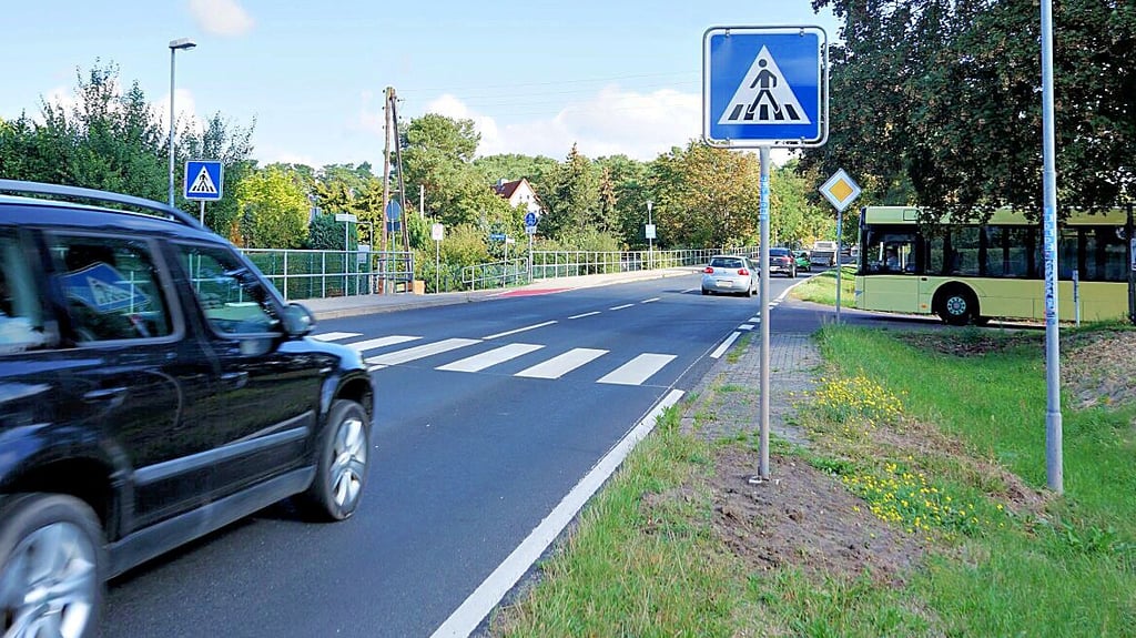 Der Zebrastreifen ist in Farsleben zwischen Kiefernweg und Bergstraße vorhanden, noch fehlt ein beleuchtetes Schild.