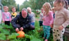 Die Kita-Besucher vom  Jessener  „Kinderhaus  Kunterbunt“  verfolgen die  Vermessung  von Jan Richter  ganz  genau.  