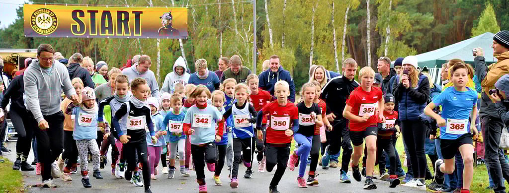 50 Kinder sind als Erste beim Bismarck-Gedenklauf in Schönhausen an den Start gegangen und eine 900-Meter-Runde gelaufen.