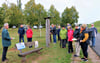 Die Jessener Gruppe des Naturschutzbundes hat am Feiertag auf die Streuobstwiese auf dem Himmelsberg eingeladen. Bernd Simon (links) hat das Projekt vorgestellt und über Vorhaben informiert.  