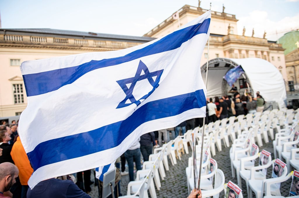Auf dem Bebelplatz wird an die rund 250 in den Gazastreifen verschleppten Geiseln erinnert. (Archivbild)