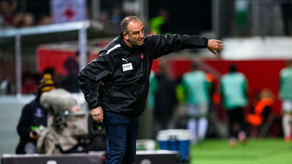 Trainer Frank Schmidt startete erfolgreich mit dem 1. FC Heidenheim in die Ligaphase der Conference League.