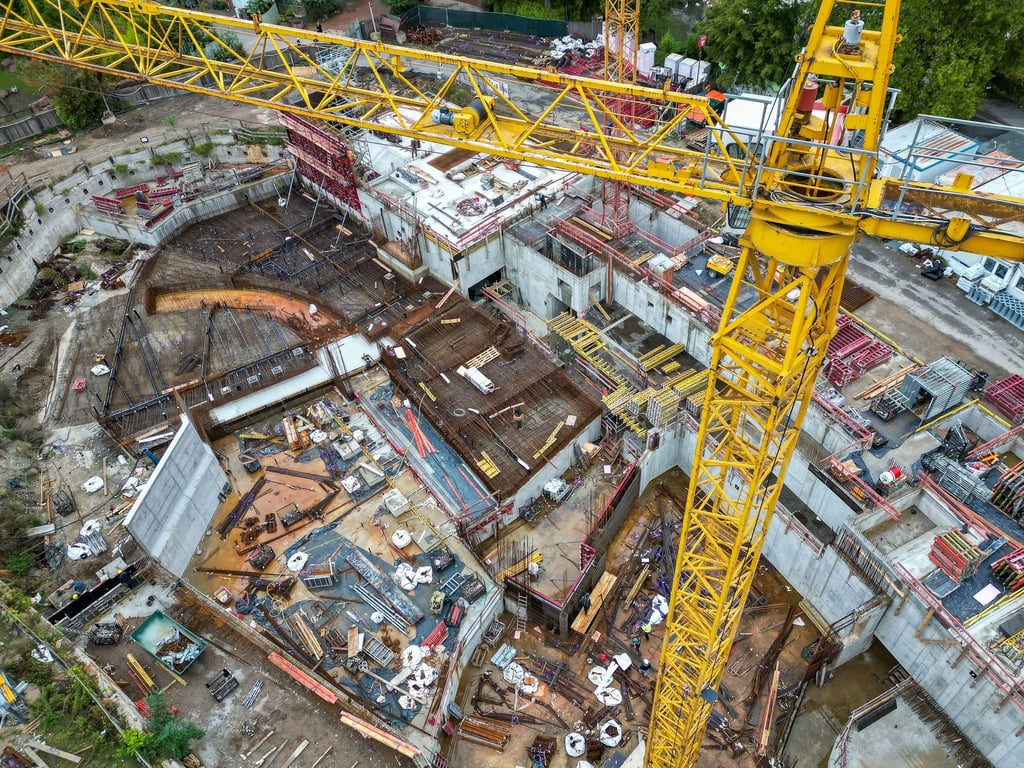 Zoobesucher haben die Möglichkeit, von einem Podest die Baustelle zu überblicken und den Fortschritt selbst zu beobachten.