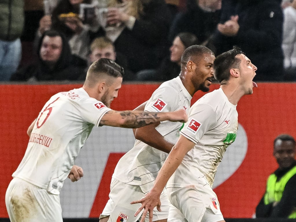 Augsburgs Keven Schlotterbeck bejubelt sein Tor zum 1:0.