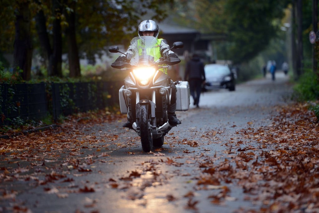 Viel Laub auf den Straßen und Feuchtigkeit: Motorradfahrer sollten die herbstlichen Herausforderungen im Visier haben.