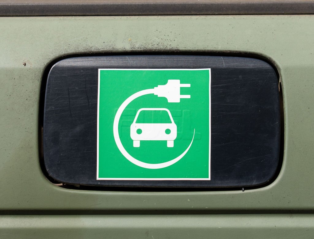 Ein Elektroauto-Symbol auf einem Auto.