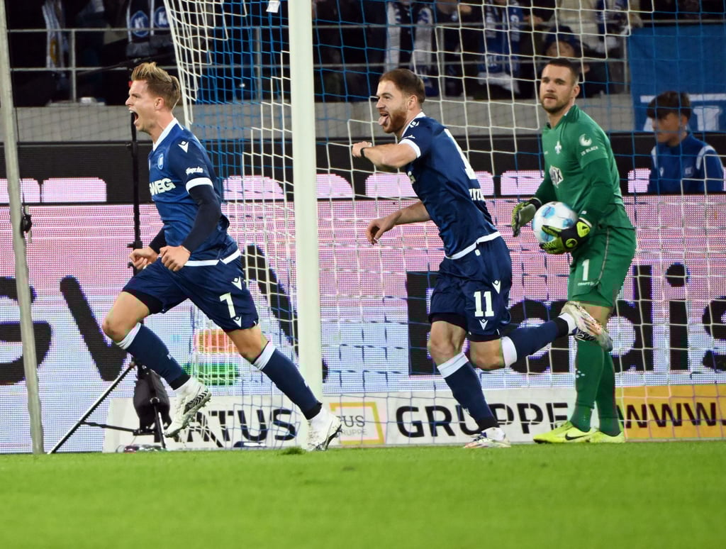 Jubel bei den Karlsruher Spielern nach dem 1:0.