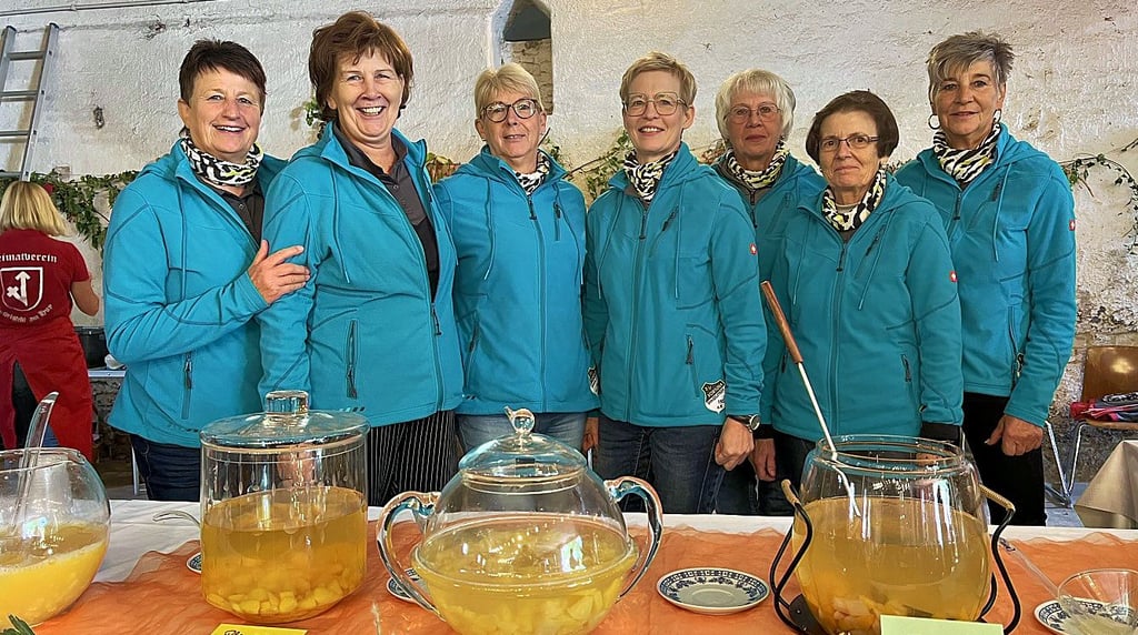 Die Piccolo-Damen an ihrem Bowle-Stand.