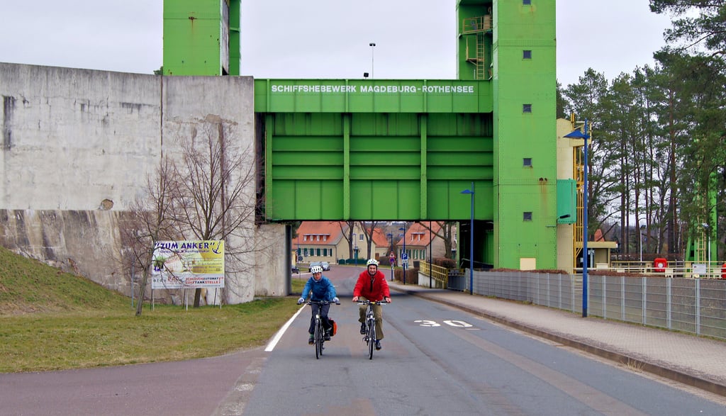 Das Schiffshebewerk Magdeburg-Rothensee ist für Radfahrer ein beliebtes Ausflugsziel. Einen Radweg gibt es allerdings nicht.