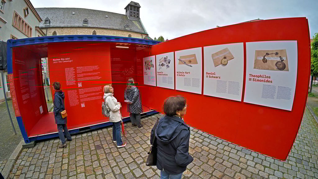 Die Seiten des Übersee-Containers ausgeklappt, wird die Schau über gestohlene Erinnerungen zu einer ungewöhnlichen Ausstellung.