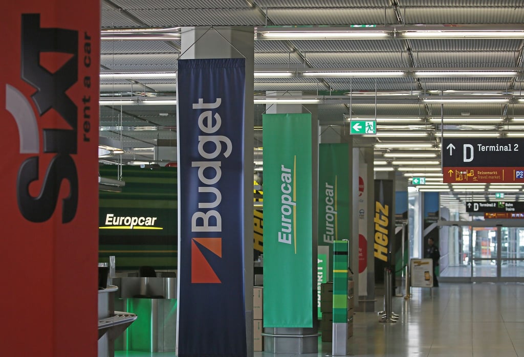 Mietwagenschalter am Flughafen. Die Preise sinken weiter, allerdings nicht mehr so schnell wie in den vergangenen Jahren.