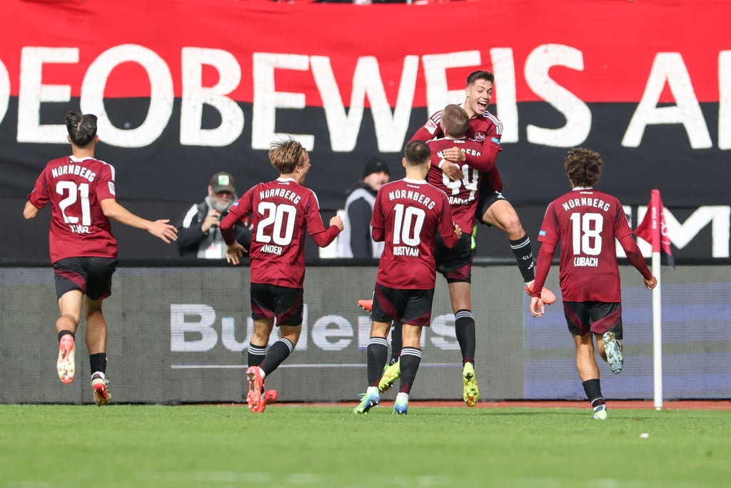 Die Nürnberger Spieler bejubeln das Siegtor zum 3:2.