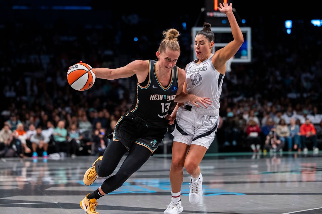 Leonie Fiebich (l) muss in den WNBA-Playoffs mit den New York Liberty in ein viertes Halbfinale gegen Las Vegas.