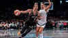 Leonie Fiebich (l) muss in den WNBA-Playoffs mit den New York Liberty in ein viertes Halbfinale gegen Las Vegas.