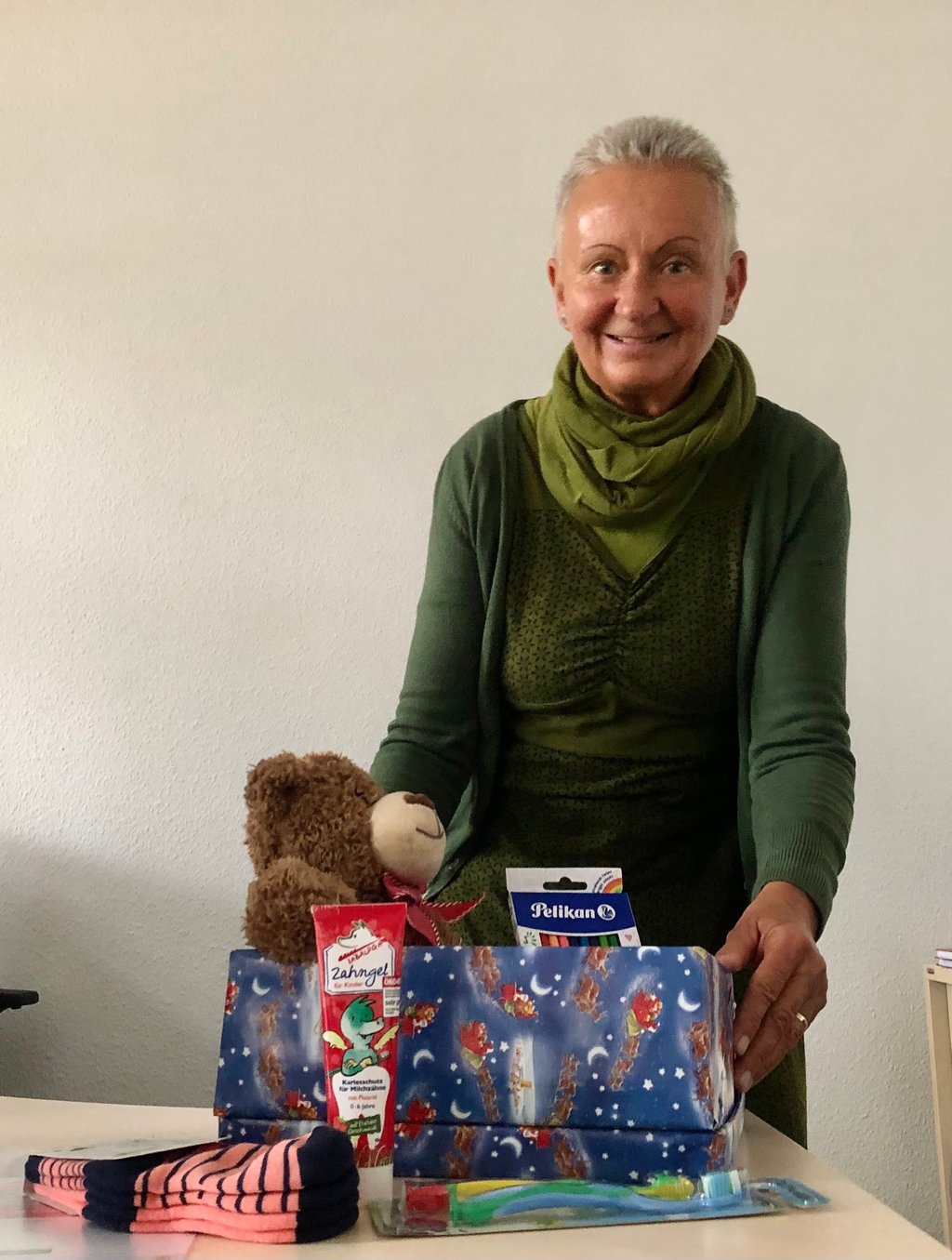 Angelika Krug ist wieder Sammelstellenleiterin für die Spendenaktion Weihnachten im Schuhkarton in Zeitz.
