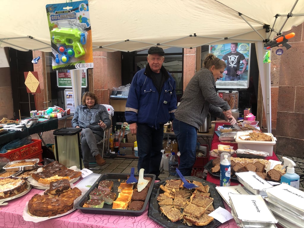 Kuchen gab es am Stand des Schützenvereins Alttröglitz bei Diana und Andreas Huber.