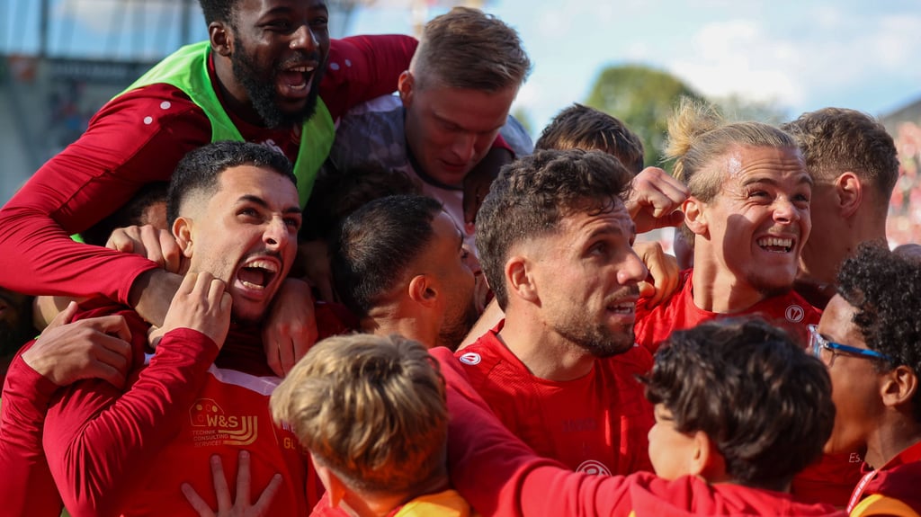 Riesenjubel bei Rot-Weiss Essen – und Ahmet Arslan als Matchwinner mittendrin.