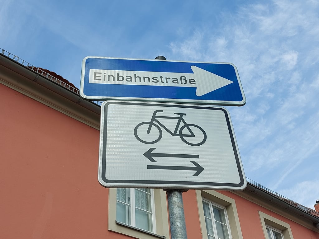 Die Frau war falsch herum in die Einbahnstraße gefahren.