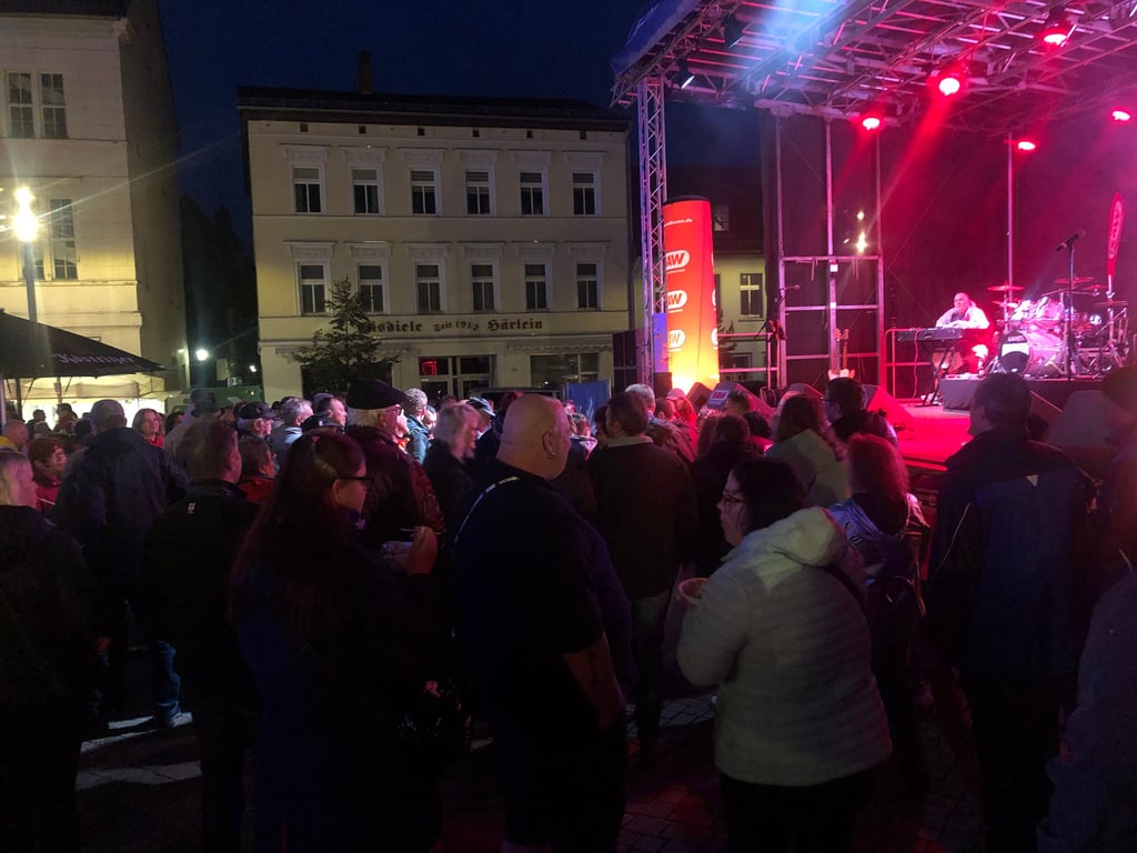 Das Zeitzer Zuckerfest 2024 wurde auf der Autohaus-Apitz-Bühne auf dem Altmarkt mit der Radio-SAW-Party eröffnet. Hunderte feierten und tanzten.