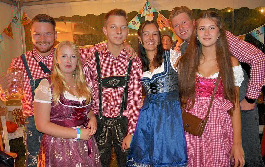 Eric Wernstedt (3. v. l.) begrüßte auch Gäste aus Osterburg und Zedau.