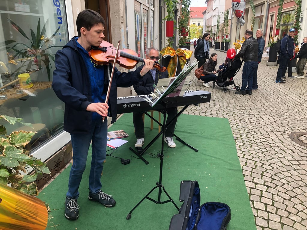 Moritz von der Musikschule Thomas Illgen (am E-Piano) spielte in der Kramerstraße.