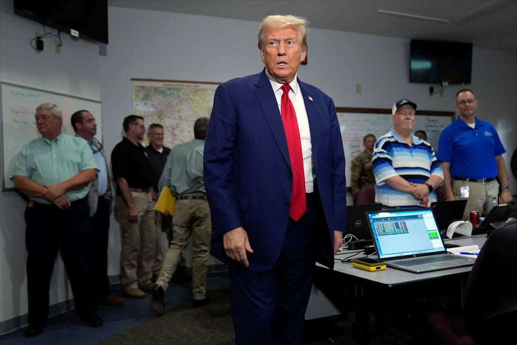 Der republikanische Präsidentschaftskandidat Donald Trump während seines Besuchs einer Notfallbehörde in Georgia - der Bundesstaat wurde von Sturm „Helene“ schwer getroffen.
