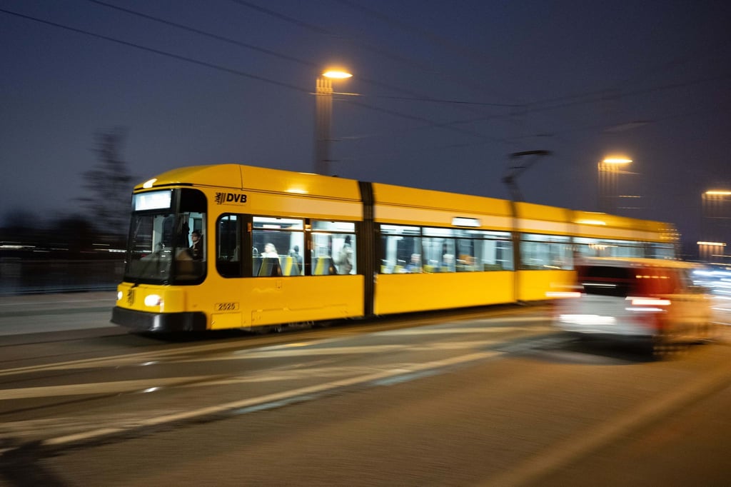 Ein Mensch wurde bei einem Zusammenstoß von einer Straßenbahn und einem Auto schwer verletzt. (Archivbild)