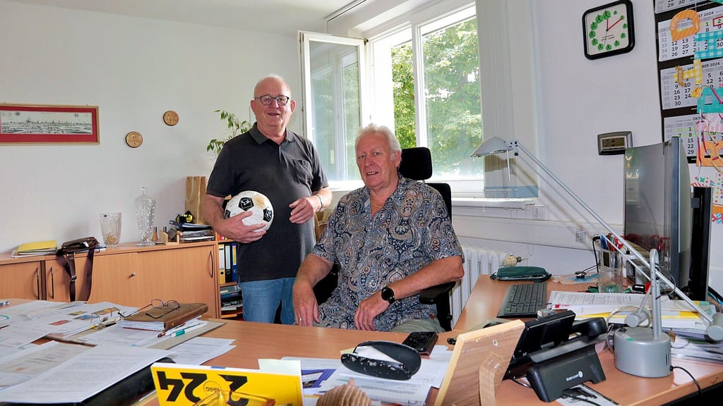 Rainer Voigt (Präsident, l.) und Jörg Bremer (Geschäftsführer) in der Geschäftsstelle des Stadtsportbundes Magdeburg.