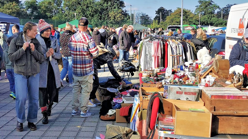 Sonntagsflohmarkt des Familienhauses: Gut 100 private Verkäufer haben auf dem Uni-Parkplatz an der Zschokkestraße ihre Trödelware angeboten. Zuvor kontrollierte die Marktaufsicht des Veranstalters, dass keine verfassungsfeindlichen und verbotenen Gegenstände darunter sind.