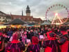 Viel mehr Stimmung geht nicht: Die BlaBlös-Guggen aus Pegau bringen den Altmarkt zum Kochen.