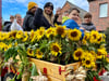 Der Erntewagen aus Brettin, gesteuert von einem Traktor mit Lars Büttner hinterm Lenkrad,  war ganz auf  Sonnenblumen  ausgerichtet.  Auch die Erntekrone, die hier mitgeführt wurde,  strahlte mit Sonnenblumen. 