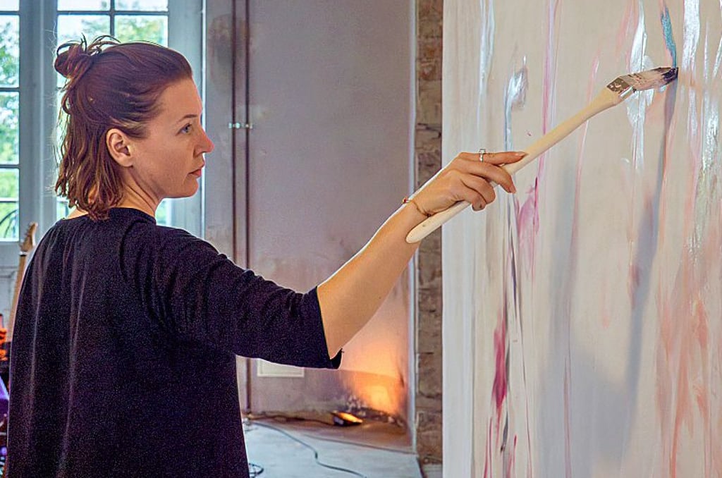 Künstlerin Palina Ringe stellt in Schloss Dornburg aus und erstellt bei einer Live-Performance ein neues Gemälde.