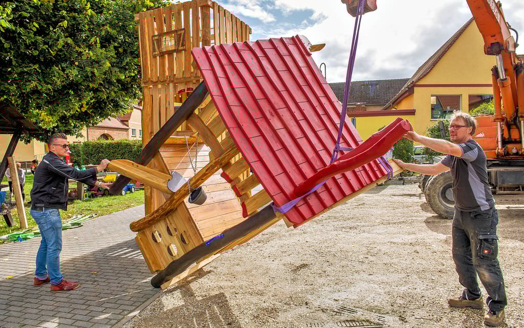 Neuer Spielplatz für Rehehausen: Die ersten Teile des von Thomas Schenck (r.) gebauten Kombiturms sind eingetrofffen. Nun geht’s an den Aufbau.