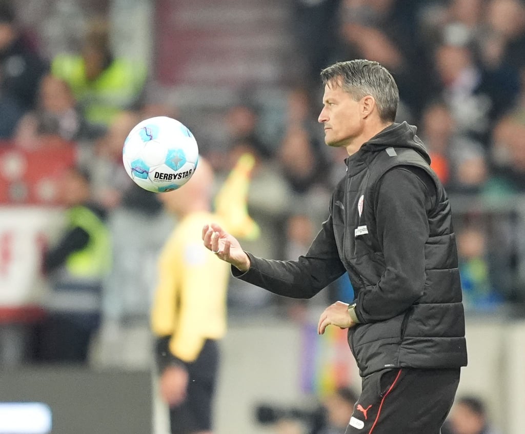 Trainer Alexander Blessin war nach dem 0:3 des FC St. Pauli gegen Mainz 05 enttäuscht.