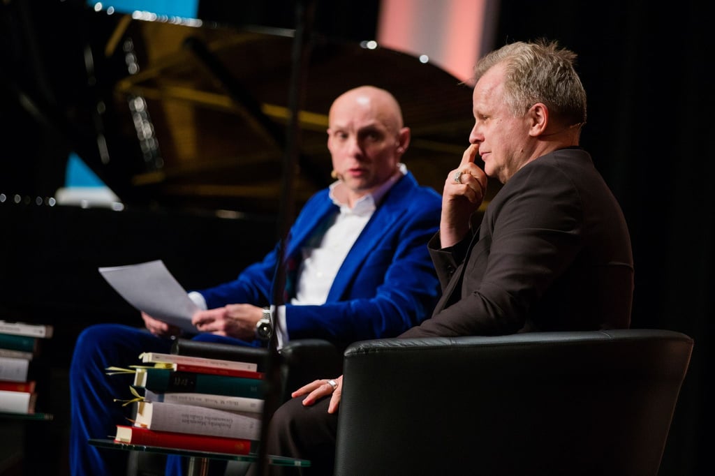 Verbindet eine lange Freundschaft und Zusammenarbeit: Schon 2015 saßen Michael Lentz und Herbert Grönemeyer zusammen auf der Bühne und sprachen über die Texte des Musikers, damals bei der Lit.Cologne.