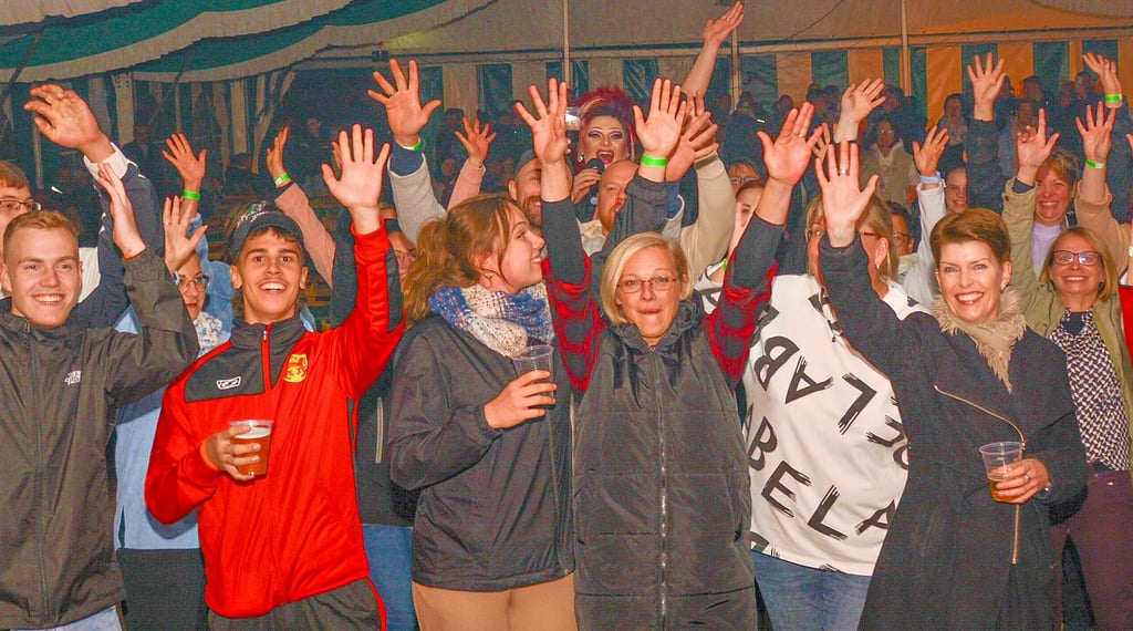 Schon am ersten Abend herrschte ausgelassene Stimmung im Festzelt auf den Acker.