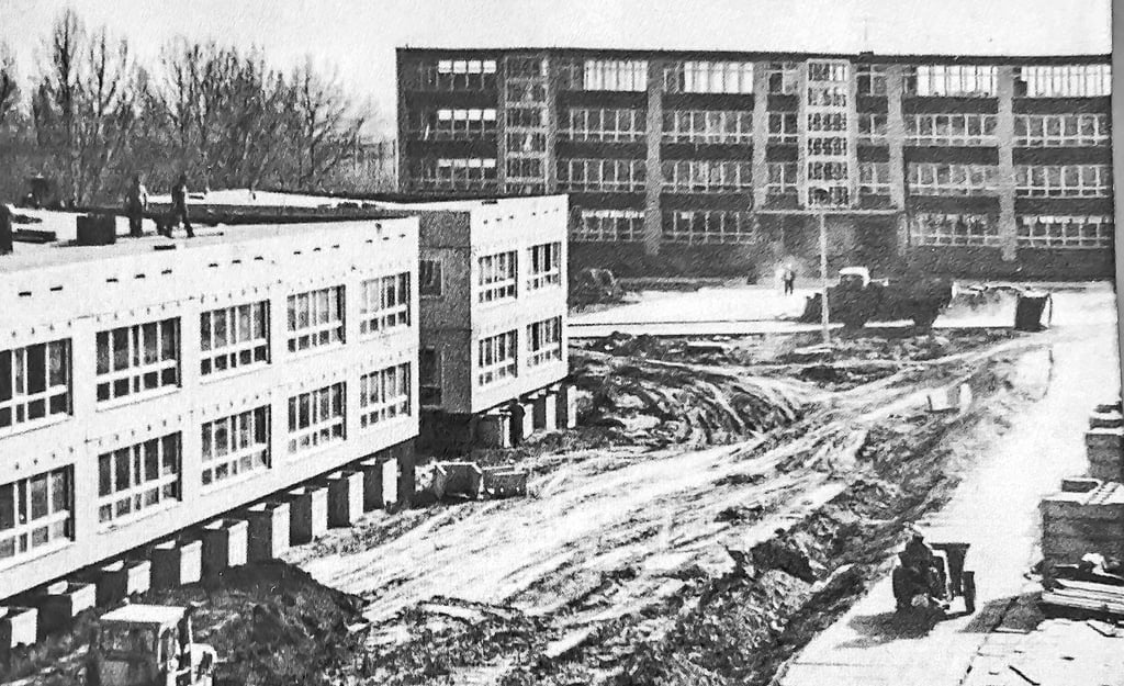 Um 1980 wuchs Querfurt-Süd zu einem neuen Stadtteil von Querfurt. 1983/84 entstand hier die Polytechnische Oberschule sowie in unmittelbarer Nachbarschaft ein Gebäude (l.) für die Kinderbetreuung mit damals 72 Kindergarten- und 144 Kinderkrippenplätzen.