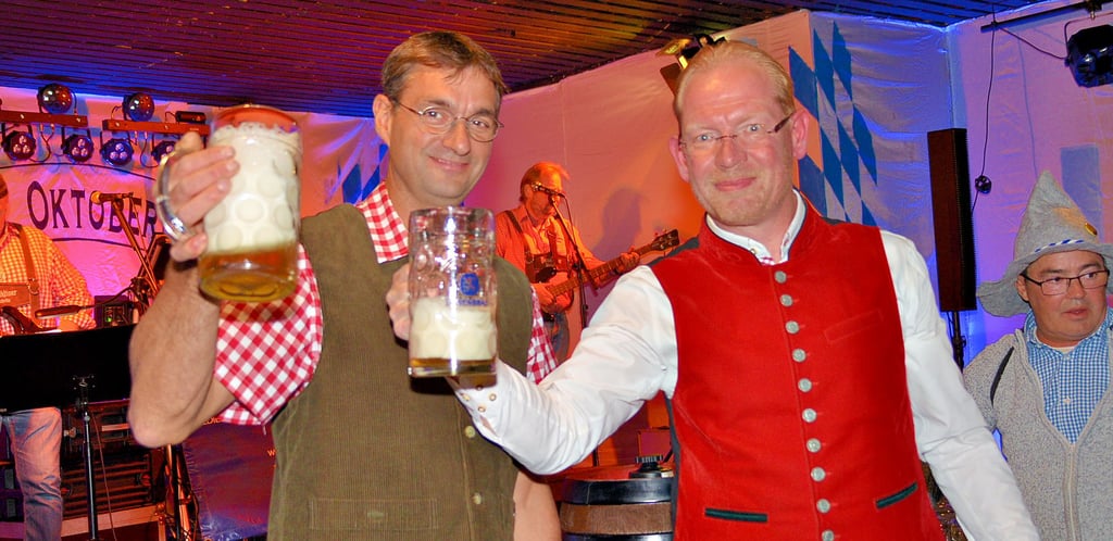 „O zapft is!“ Veranstalter Enrico Reumann (rechts) stößt mit Torsten Reumann auf das Gelingen des Wuster Oktoberfestes an.