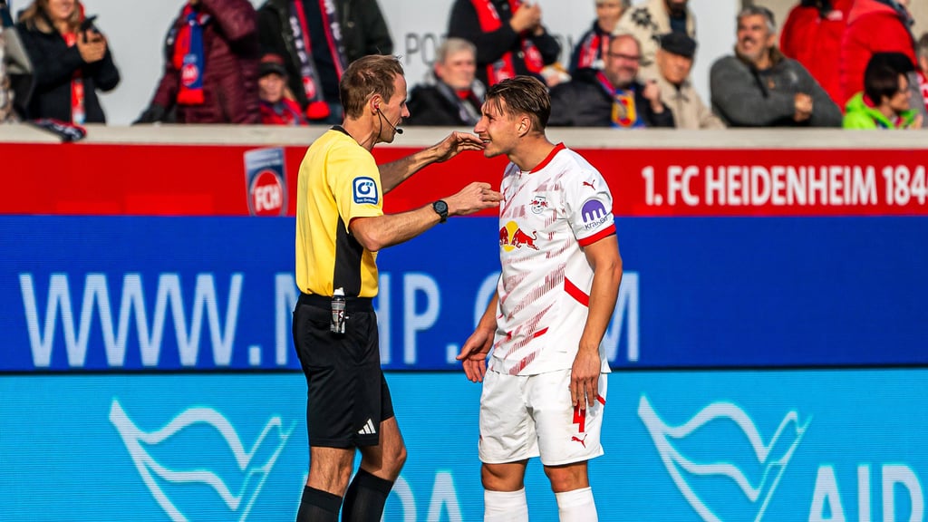 Willi Orban diskutiert mit Schiedsrichter Sascha Stegemann.